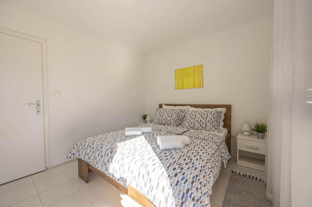 Apartments Iskra Vrboska Exterior photo