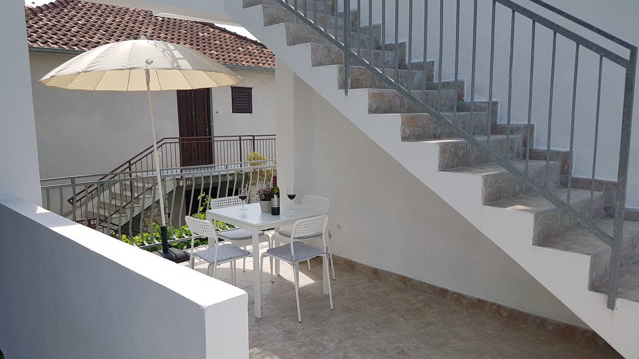 Apartments Iskra Vrboska Exterior photo